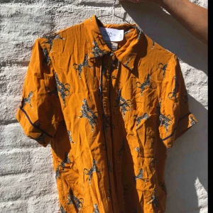  - Material:100% Viskos Guldiga knappar Ej struken på bild. Skön på sommaren. Strl 36