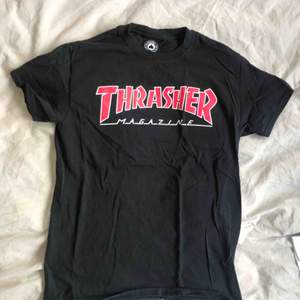 Thrasher t-shirt inköpt i USA, använd 1 gång!!! Mkt fint skick! Passar en S-M beroende på hur man vill att den ska sitta. 