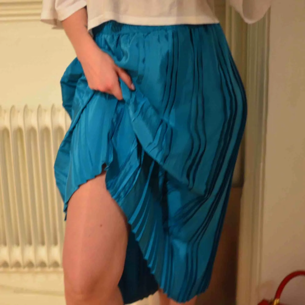 Vintage kjol, köpt från hellovintage på ett av deras kg-sale event. Kom på att jag hade för många kjolar redan, oops! Fint skick, läcker färg! Frakt 45 kr eller möts upp i Göteborg.. Kjolar.
