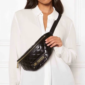  - Moschino väska 100% Ny   Ord. 1649kr    Mötas eller fraktas, ditt val 🤗 Släng iväg ett meddelande om du vill veta mer om produkten!  