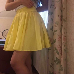 - Säljer en gullig kjol för 100 kr bor i Bispgården/Hammarstrand men kan tas till Sundsvall,Sollefteå eller så kan jag skicka det men då får du stå för frakten 😊