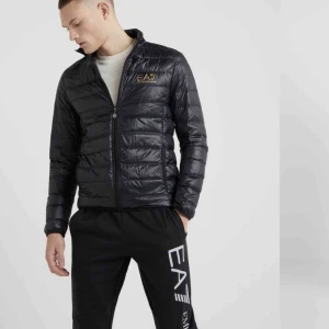  - Armani dunjacka i nyskick, köpt på zalando för 1645kr. Säljer den då jag inte använder den och är i behov av pengar. Jackan är en herr modell i storlek S men sitter som M i damstorlek😊 frakt ingår