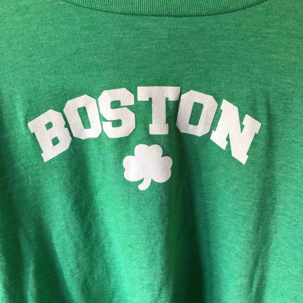 Tröja med Boston motiv🥰 Om du vill ha bild på hur den ser ut på så kan du bara fråga!. T-shirts.