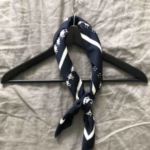  - Fin scarf i mörkblå material. 
