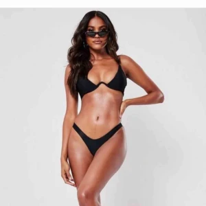  - Skitsnygg bikini från missguided, nästan alltid slutsåld men tyvärr för liten för mig och måste därför sälja:/ har testat den en gång med underkläder på, alla taggar är kvar, orginalpris 200kr. 