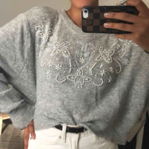  - Grå stickad tröja med pärl-brodyr från Bik Bok. Har några lösa trådar. Frakt tillkommer💕