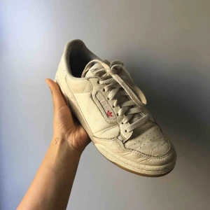  - Från Adidas. Storlek 38. :) möts gärna upp i Sthlm. Annars frakt: 50 kr