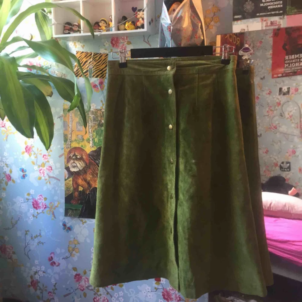 Ärtgrön mocka kjol i storlek 36, köpt secondhand 🌼 köparn står för frakt eller så möts jag upp i slussen🧥. Kjolar.