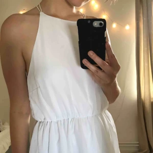  - Vit klänning med band som korsas på ryggen 💫 Går till knäna till mig som är 157 cm 💫Köpt på bubbelroom och det står make way på lappen 💫 Säljes pga att den är för stor för mig. Köparen står för frakten eller så kan jag mötas upp i Växjö 💫