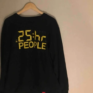  - Tröja från Dickies, men med klubben 25:hr people’s tryck! Hyfsat skick, men ett udda ex! Möts upp i Stockholm, annars står köparen för frakt :) 