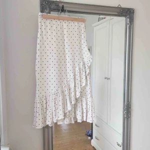  - SÅ fin kjol som är köpt här på Plick men den var tyvärr för liten för mig... den har några små fläckar som tyvärr inte går bort i tvätten men inget som är speciellt synligt om man inte kollar nära. Frakt tillkommer🌸