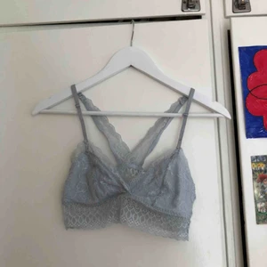  - Ljusblå spetsbh med spetschans som går kors i ryggen från Tyskland. Very cute and comfy. Swish fungerar också bra!