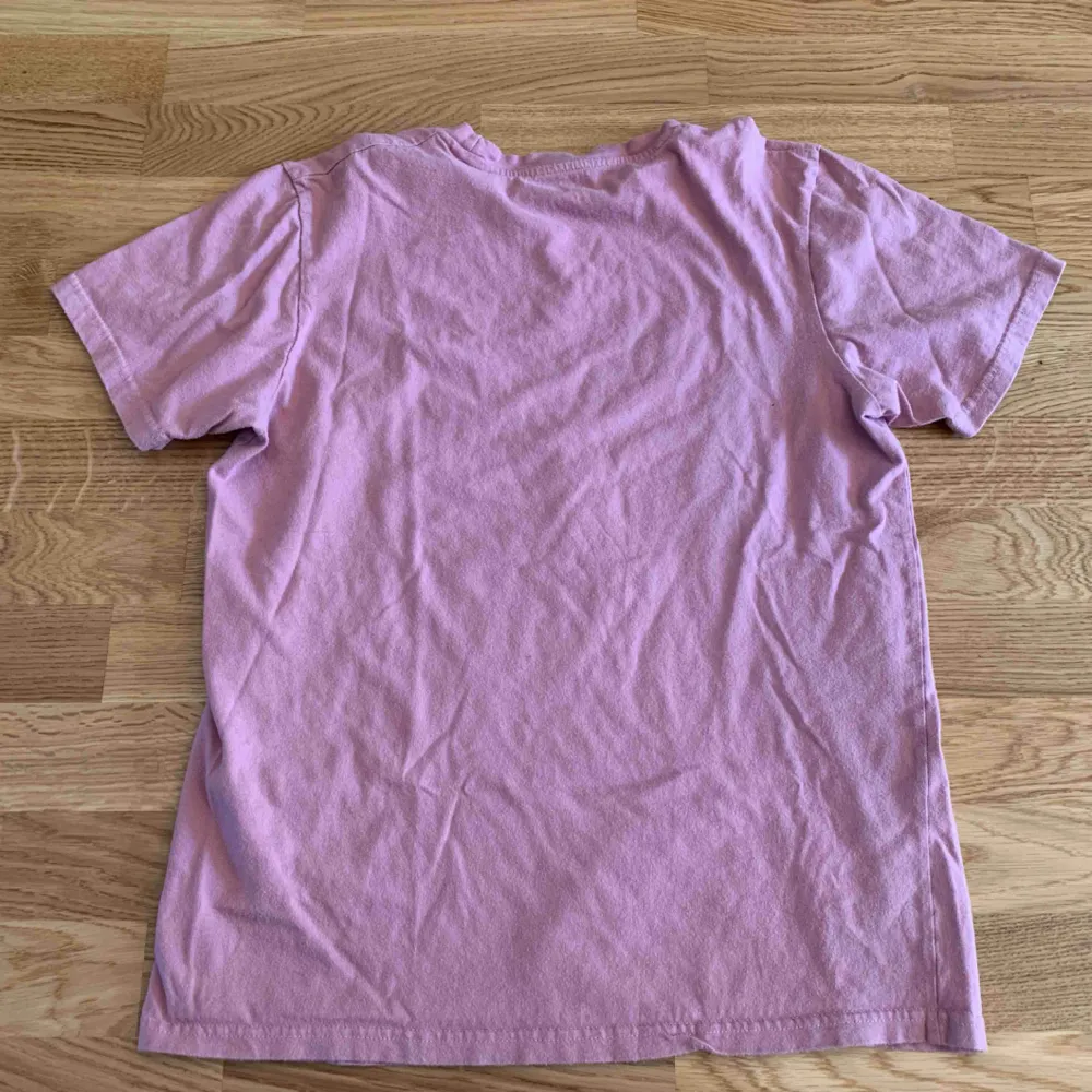 Polar skate co. rosa t-shirt med broderad smiley 🙂frakt 50kr🙃. T-shirts.