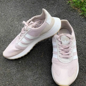  -  Adidas originals Flashback runner,  Skorna är ej använda och i nyskick, säljer pga. Ingen användning.  Nypris: 999 kronor.