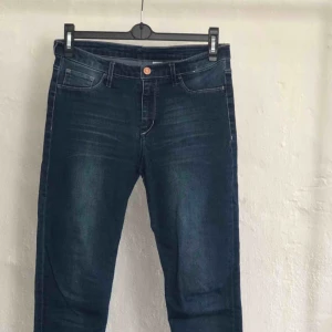  - Mörkblå jeans med riktiga bakfickor. 