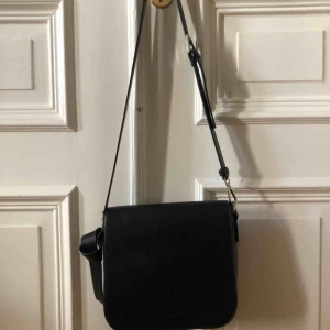  - Fin svart väska från Carin Wester som tyvärr inte används längre. Kan mötas upp i Gbg, annars tillkommer frakt✨