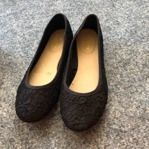  - Svarta ballerina skor som knappt är använda  Storlek 37, ord pris 199:- Från ett djurfritt/rökfritt hem Skickas runtom i Sverige, inga returer, säljes i samma skick som foton ovan.