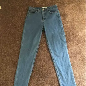 Säljer dessa super fina jeans! Tyvärr inte kommit till användning. Sitter perfekt i midjan och ger en jätte fin form! Köpta för 400kr och aldrig använda!! Säljer även dessa i en ljusare blå så kontakta mig för bilder på dem!
