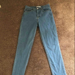  - Säljer dessa super fina jeans! Tyvärr inte kommit till användning. Sitter perfekt i midjan och ger en jätte fin form! Köpta för 400kr och aldrig använda!! Säljer även dessa i en ljusare blå så kontakta mig för bilder på dem!