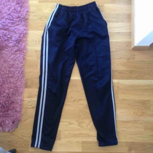  - Stuprör träningsbyxa med sydda pressveck. 