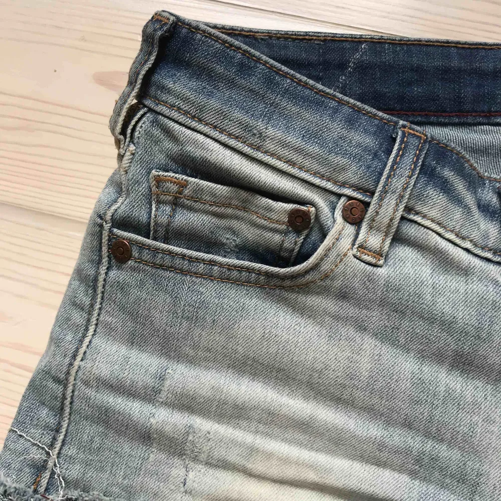 Snygga slitna jeansshorts från Crocker i modellen hit low. Väldigt stretchiga och sitter därmed bra över rumpan. Snygga sommarshorts!🌞. Shorts.