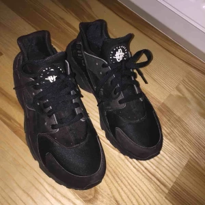  - Äldre versionen utav Nike Huaraches. Knappt använda, fortfarande toppenskick. Strl är 43 dem sitter som 42 eftersom denna skomodell är mindre i storleken. 