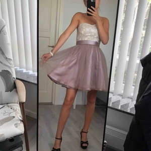  - Denna fantastiska klänning kommer bli mycket saknad men tyvärr så passar den inte längre utan den passar dig som är lite mindre. Den är i storlek 34 och passar som en liten sådan. Du som köpare står för frakt❤️