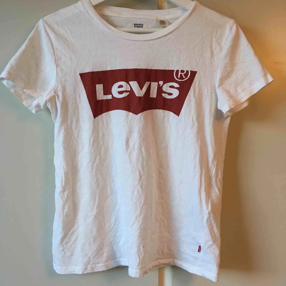 Vit Levis t-shirt. I nyskick. Frakt ingår i priset.. T-shirts.