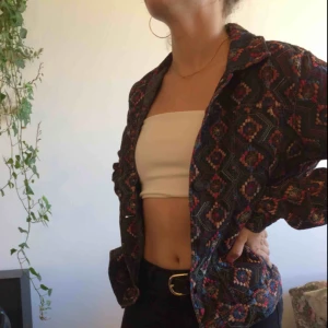  - Unik jeansjacka! Köpte av en tjej här på Plick som hade köpt den i Afrika. Säljer eftersom jag inte använder den så mycket. Frakt ingår i priset!!