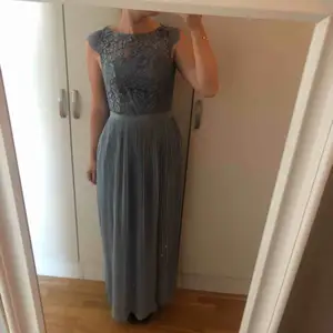 Superfin Ljusblå klänning från en speciallinje från HM från ett par år sedan, endast använd 1 gång på ett bröllop. Tyvärr är lappen borttagen men är i storlek S ungefär och jag är 165cm lång. Inga skador. Perfekt till sommarens bröllop! 