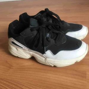 - Adidas yung 96 i storlek 39. Använda men fräscha!!! Fläcken på det svarta tyget är bara vatten. Fler bilder kan skickas. 