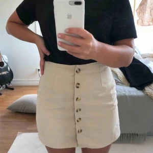  - Väldigt snygg kjol som jag tyvärr aldrig använt. Hade med mig på en resa men glömde helt bort den och nu får jag ingen användning för den. 