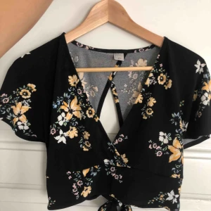  - Jättefin topp från H&M, använd en gång. Köpt förra sommaren storlek 36