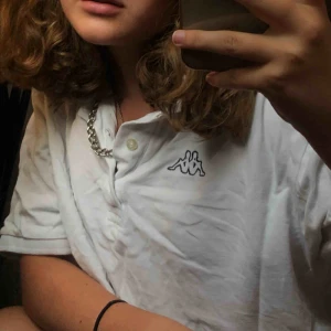  - Vit Croppad piké ifrån kappa köpt på humana, möts görna upp i Stockholm:) 