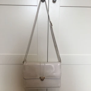  - Stilren retroväska i äkta skinn köpt på second hand. Skickas mot fraktkostnad på ca 85kr eller möts upp i Stockholm :) 