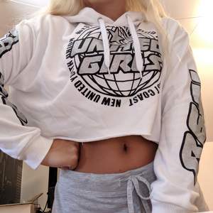 Vit croppad hoodie från H&M med texten 