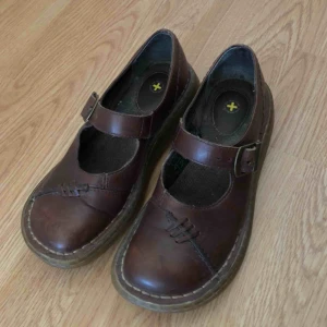  - Annorlunda retro Dr Martens sandaler! Riktigt udda, dessa blir du ensam om. ● Dr Martens ● Storlek UK3, 36. True to size ● Högst troligen äkta läder ● Sparsamt använda, fint skick! ● + Frakt 63kr (spårbart)