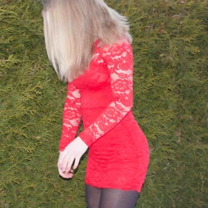  - Röd spetsklänning ifrån h&m. Första bilden är gammal kan tyvärr inte ha den längre. Storlek 34 och köparen står för frakten ❣️