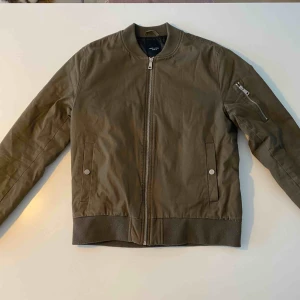  - Grön bomberjacka från New Look i strl M. Jackan är i gott skick.