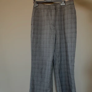 Rutiga kostym byxor - Svinfräscha kostymbyxor från second hand, testade inte innan jag köpte och dom va låga i midjan vilket inte är min grej, men SÅ snygga!!😍Priset är exkl frakt🌿