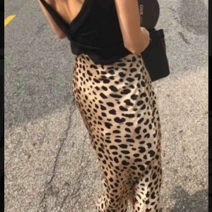  - Säljer denna sjukt snygga silkes leopardkjolen köpt förra sommaren💞 frakt inkl i priset. Säljes då den inte kommer till användning. 