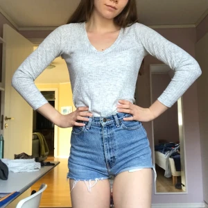 Ljusgrå v-ringad tröja - Ljusgrå v-ringad tröja. Säljs pga för liten. Väldigt skönt material.