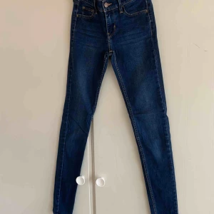 Levi’s jeans - 710 Super Skinny Levi’s jeans. Ett riktigt kap, endast 100 kr! Bra skick (bilderna görs inte helt rättvisa eftersom jag inte har på mig dem) 