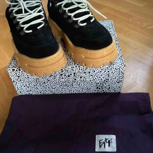 Eytys skor  - Ett par helt nya eytys som tyvärr aldrig kommit till användning pga fel storlek. Det är angel model, material suede och färgen svart med snygga detaljer! Pris kan diskuteras vid snabb affär och köparen står för frakt ( kan mötas upp ). Nypris 2600kr