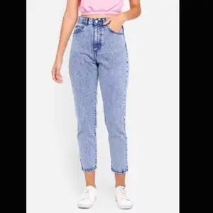 Supersnygga mom jeans från dr.denim i modellen Nora, använda fåtal gånger så nästan nyskick köparen står för frakten .💗