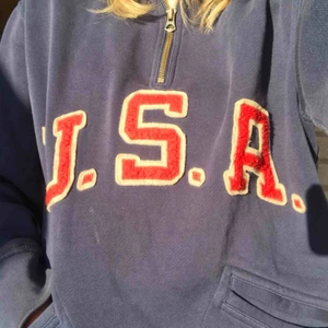  - vintage tröjja från polo ralph lauren, sitter snyggt oversize på mig som är XS, fickor där fram, dragkedja vid halsen, mens selection egentligen