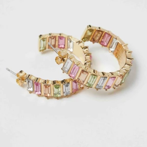  - Helt oanvända örhängen. Köpta på hm.