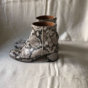  - Ormskinnsmönstrade boots från ATP Atelier i strl 37.  Hämtas upp i Stockholm eller köpare står för frakt.