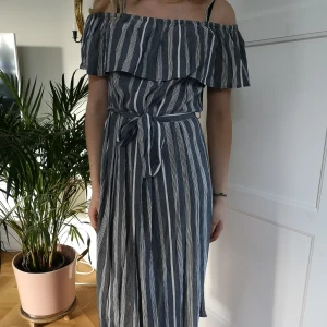 Randig sommarklänning - Fin och somrig klänning från Ichi. Nästan aldrig är använd! Passar fint till söt liten väska och jeansjacka. Modell 173 cm. Köparen står för frakt. 