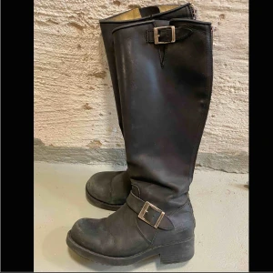  - Säljer ett par höga Johnny Bulls stövlar i storlek 37, de är i väl använt skick därav priset. Däremot tycker jag att de fortfarande är väldigt fina men de används inte. Betalas med swish och köparen står för frakten 🌸